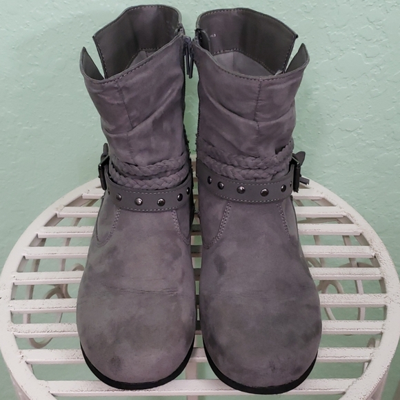 RAMPAGE GIRL Other - RAMPAGE GIRL gray suede boots